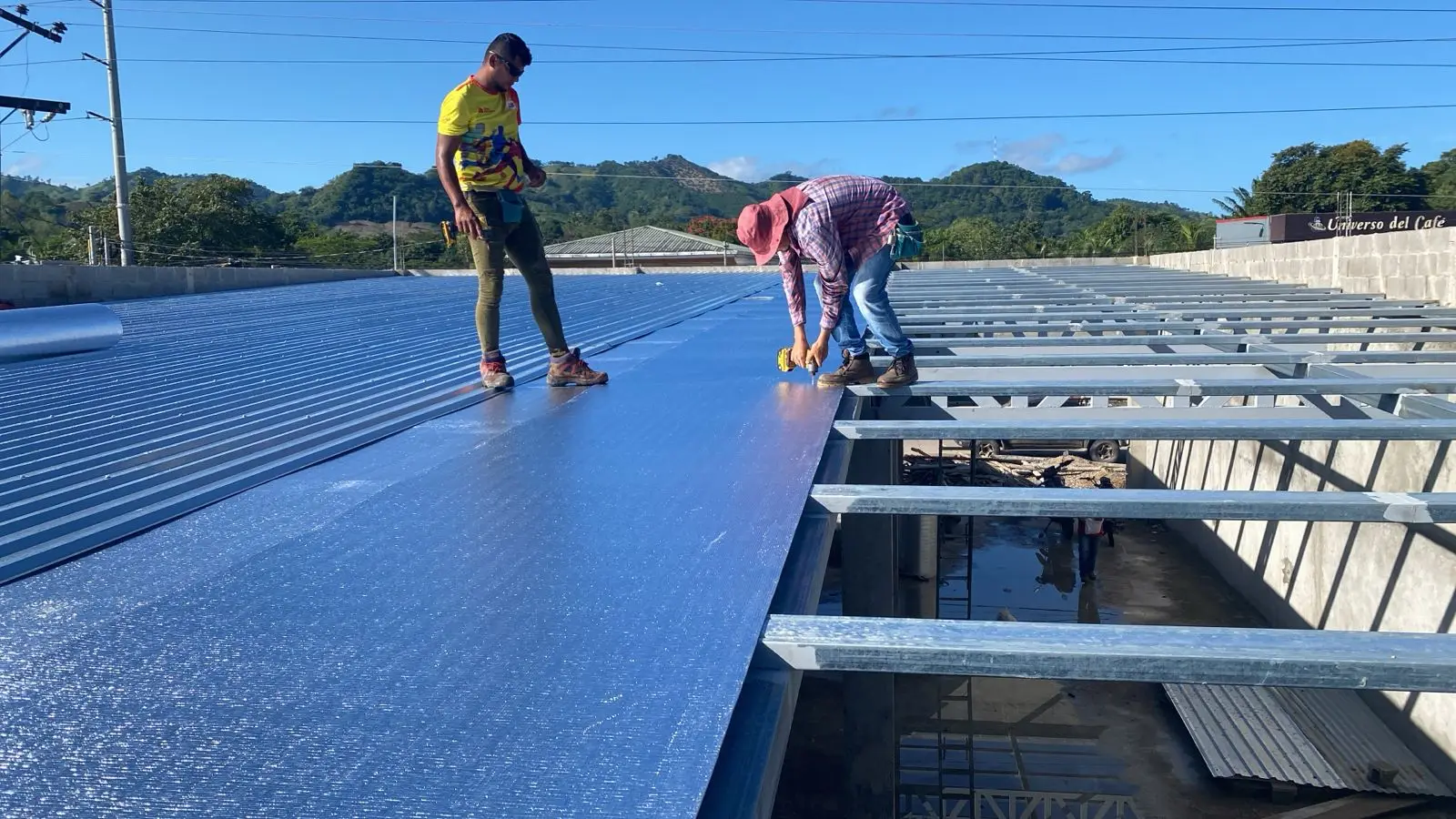 Instalación de techo metálico, trabajo de Taller Los Camilos